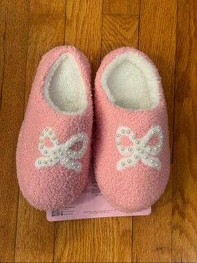NWT Miss Green’s OMG Cozy Slippers Women’s With Pearl Bow Detail Size 5-6